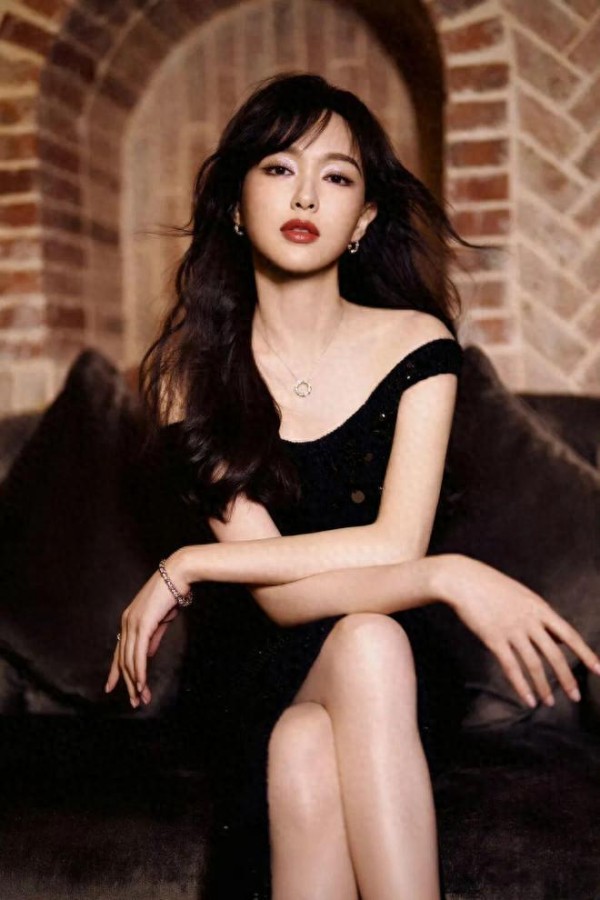 唐嫣：不晒恩爱不上热搜，凭3部作品+顶奢封面活成内娱清醒范本