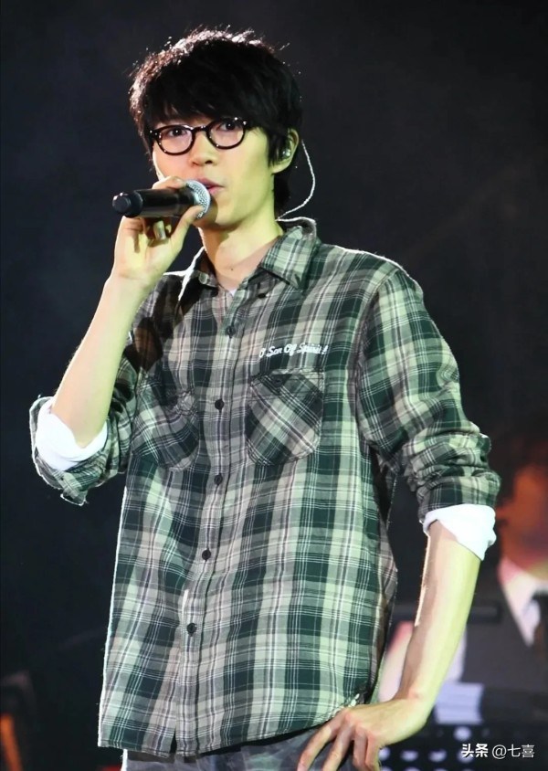 七喜:英年早逝的10位音乐人,太可惜了!
1. 方大同,2025年2月21日因病去世,年仅41岁。
2. 李玟,2023年7月5日因抑郁症离世,年仅48岁。
3. 黄家驹,1993年6月30日因意外坠落舞台离世,年仅31岁。
4. 张雨生,1997年11月12日因车祸离世,年仅31岁。
5. 邓丽君,1995年5月8日因病离世,年仅42岁。
6. 陈百强,1993年10月25日因病离世...