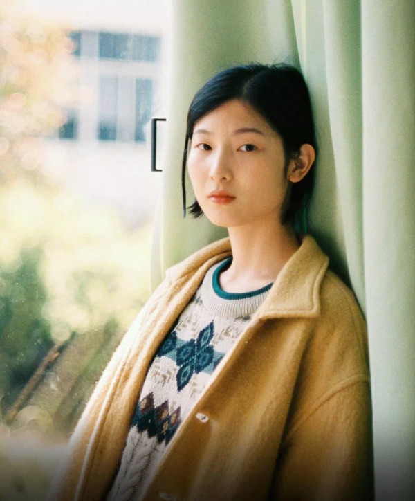 习本兮：网红是网红，明星是明星，两者应该毫不相关。

我认为唱歌、跳舞和演戏的不能称为明星。只有那些为社会做出贡献的才能称为明星。

比如一些老院士，还有那些献身的英雄才能称为明星。而那些唱歌、跳舞的，如果对艺术有做出贡献的，我认为称为艺术家比较合适。

网红其实就是为了流量，靠流量过生活，其目的也是为了利益。而且，近些年来，有个别网红起到的几乎都是负面作用，对观众的影响相当不好。

他们的目的都...