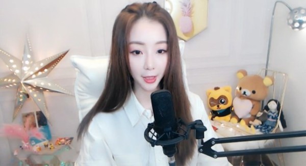 以歌手身份入驻YY的四个主播，他们人气不高，但都是实力唱将