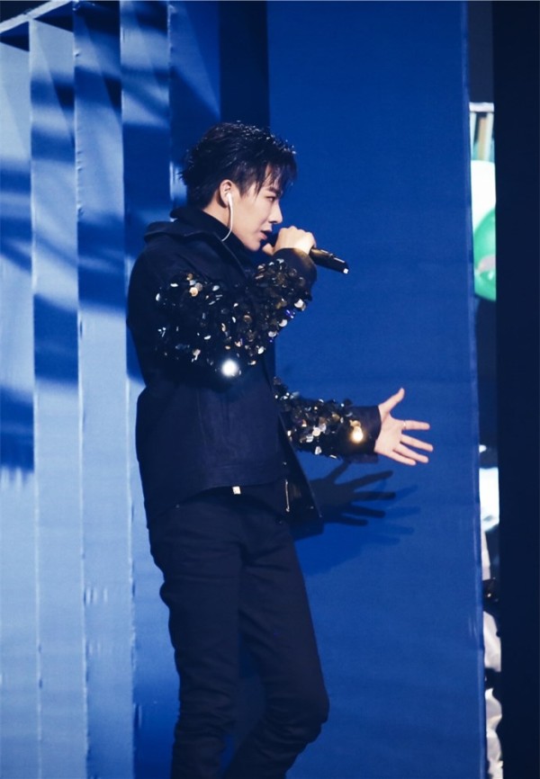 以歌手身份入驻YY的四个主播，他们人气不高，但都是实力唱将