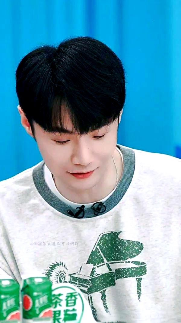 李荣浩：从《小黄》到《耳朵》的音乐旅程与成就