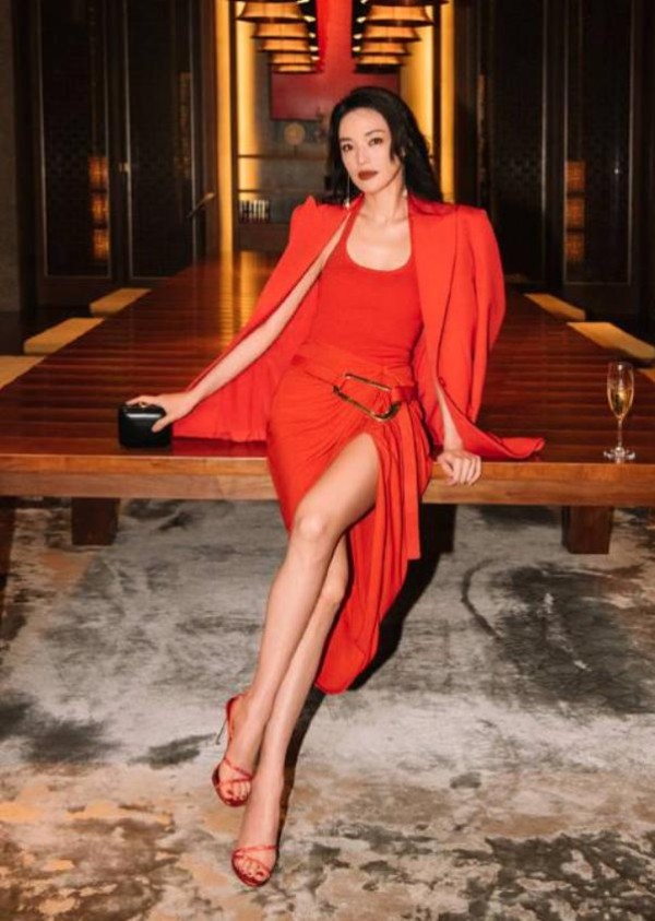 舒淇艳红穿搭，举止之间风情万种勾人心弦，外披西装外套气场全开