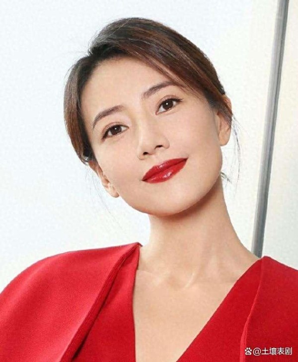 高圆圆一袭红裙惊艳全场，教你如何用自信穿出优雅与高级感