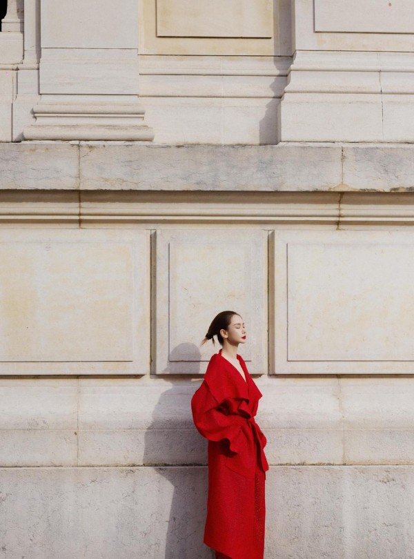 戚薇亮相巴黎红衣红丝袜，颠覆传统时尚魅惑与霸气能兼容？