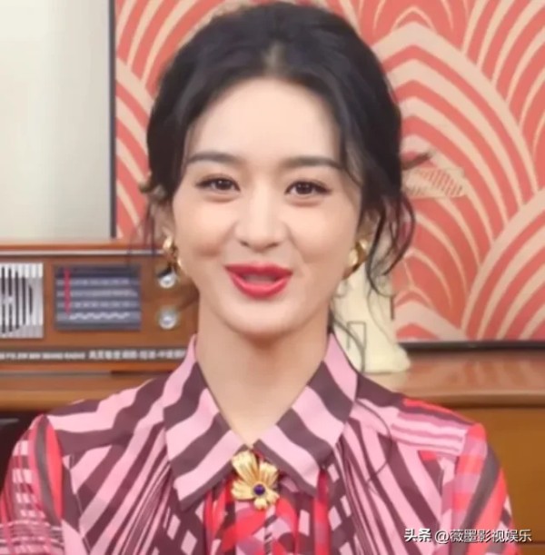 薇薇娱乐八卦:赵丽颖与冯绍峰
这一对明星再次成为公众关注的焦点。
两人有望再次复合,婆婆想要为他们举办一场盛大的婚礼,但赵丽颖却提出了一个谁也想不到的要求。
如今的娱乐圈,夫妻分分合合已是常态。赵丽颖与冯绍峰的恋情引起了大家的关注。
他们的爱情马拉松已经两度翻山越岭,但最终都没有结果。这一对明星可能会再次拥有彼此的幸福。
据赵丽颖的婆婆为了让两个人好合,想要为他们举办一场梦幻婚礼。
这个决定是毋庸...