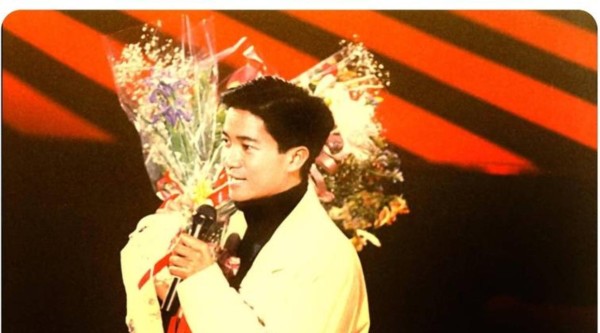 哪里有慈善公益活动,哪里就有善良、有爱心的陈百强出现,他用歌声温暖人心,传递无尽的大爱与善意