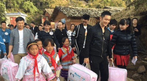 黄晓明明天爱心基金捐款30万元救助茂县山体滑坡受灾群众