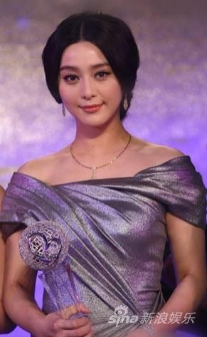 范冰冰赶赴芭莎慈善夜 获选十大明星志愿者