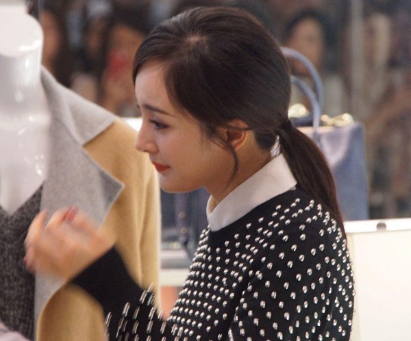 娜扎误发杨幂“丑照”引热议:女明星合照修罗场背后的社交智慧