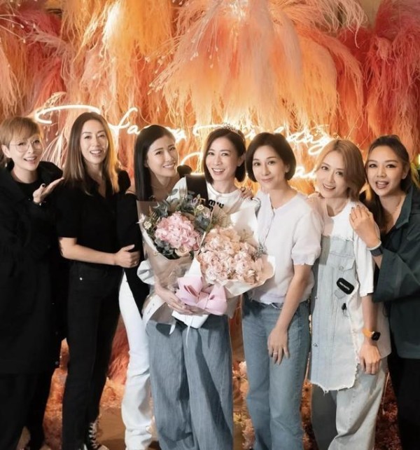姐妹情谊浓厚，“七魔女”闺蜜团齐聚为钟丽淇庆生，佘诗曼忙碌工作仍抽空到场