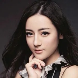 不凡的陈秀连：#绯闻最多的明星是谁#绯闻最多的明星难以单一确定，以下是一些长期以来绯闻较多的明星：
  • 刘晓庆：她的人生经历中，男人的身影似乎从未缺席，绯闻众多。
  • 巩俐：自出道以来，巩俐身边就不乏男人的呵护，绯闻男友众多，感情生活丰富。
  • 章子怡：作为谋女郎，章子怡的绯闻也不少，曾与多位知名男士传出过绯闻。
  • 汤唯：成名后，她交往过多位男友，绯闻不断。
  • 杨幂：杨幂的...