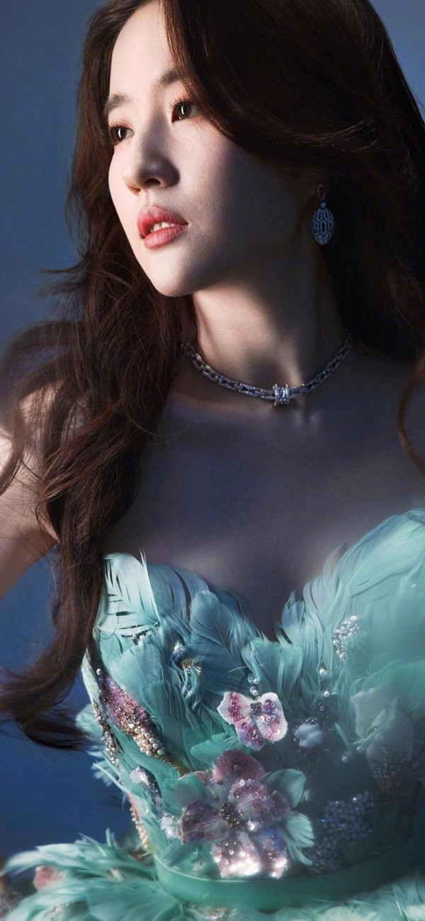 揭秘刘亦菲的辉煌人生：从玉女掌门到国际巨星的逆袭之路