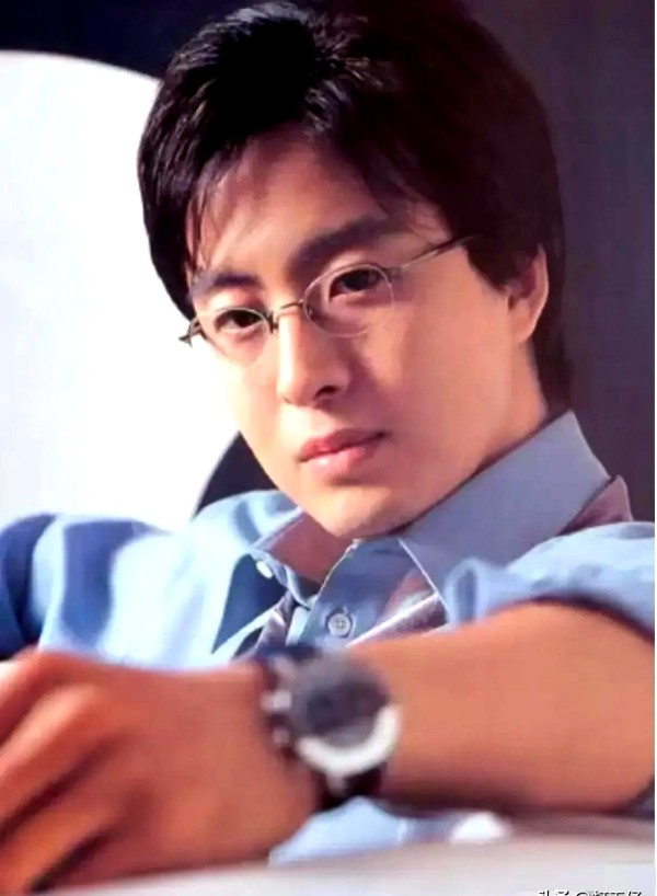 大王王卫:娱乐圈的星途轨迹总是充满玄学,最近有网友扒出两代顶流男神的命运镜像,看得人鸡皮疙瘩都起来了。
裴勇俊和金秀贤这对前后辈,从事业转型到情感选择竟如同平行时空的复刻版本。
当年裴勇俊顶着神秘素人光环出道,刚走红就与财阀千金上演现实版偶像剧,分手后火速迎娶小13岁娇妻的操作堪称经典。
没想到十五年后,金秀贤复制粘贴了前辈的剧本,爆红后成立公司玩转资本,绯闻缠身却稳如泰山,连婚恋时间线都精...