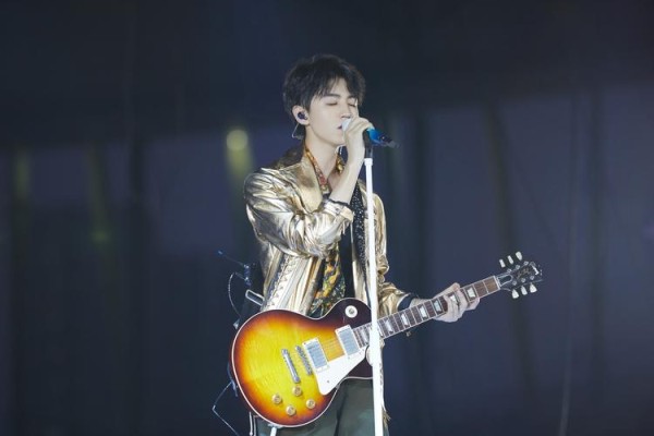 舞台男明星壁纸图片 2025好看的男明星壁纸高清全屏