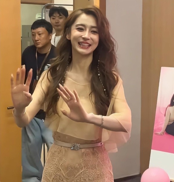 疯马秀风波后,杨颖直播穿短裙差点走光,被指没流量被忽视