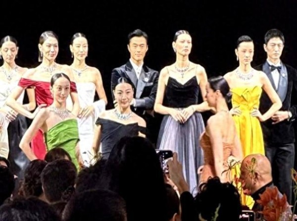卡地亚珠宝展活动明星生图曝光：张婧仪美翻了，朱珠梨涡好美，张震大叔范拉满
