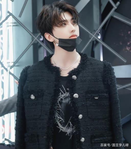 蔡徐坤出席活动，现场人山人海，女粉丝坐在男朋友的肩膀上看