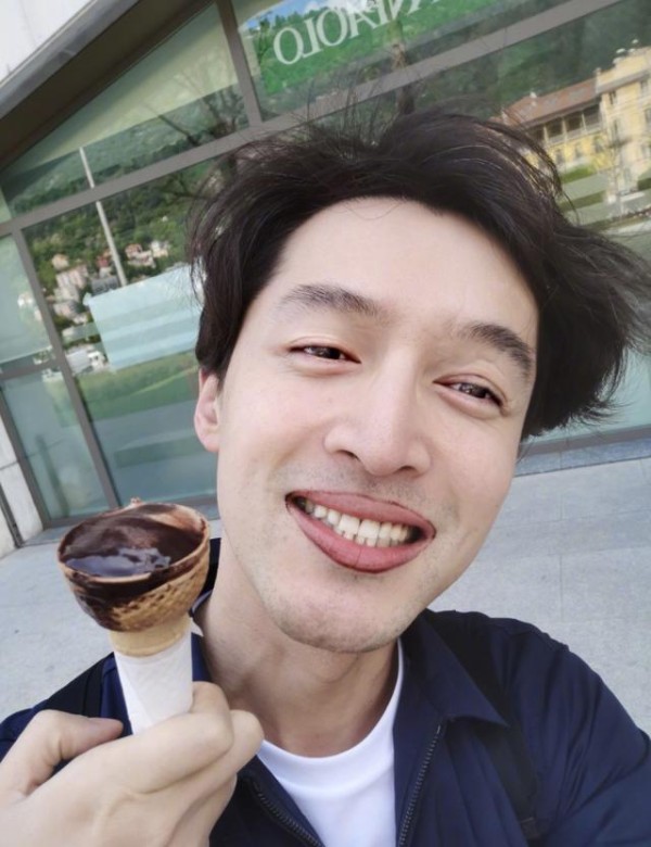 胡歌回应自拍被费曼p图说了什么？称自己没有长大与小孩有共同语言