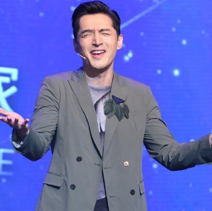 胡歌发表全英文演讲 舞台上表情丰富放飞自我