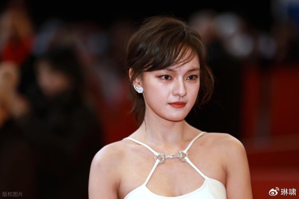 胡歌文淇跳企鹅舞引爆模仿潮：明星联动如何让小众舞蹈破圈狂欢？