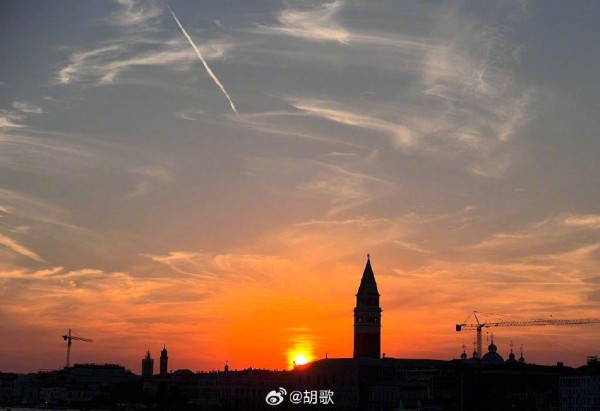 组图：胡歌微博晒日落风景照 网友热评“又怎么了我的大小姐”