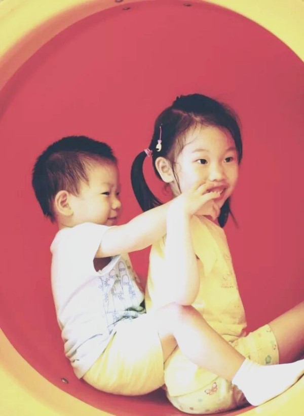 华仔的音乐魅力与慈善精神：不老的神话