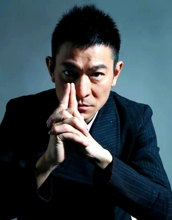 华仔:从青涩到辉煌的巨星之路