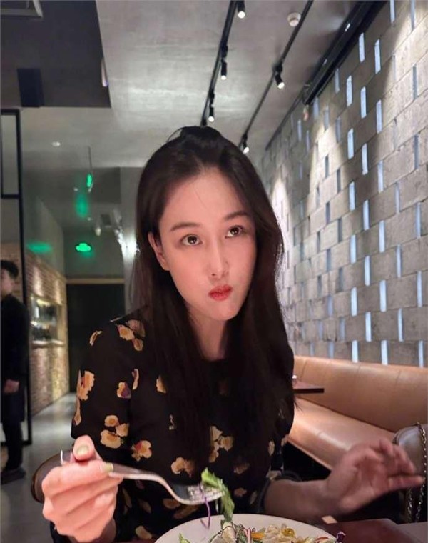 张馨予罕晒健身照，臀桥突破100斤真厉害，腿部肌肉超抢镜