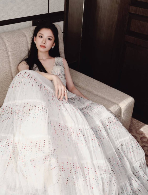 张婧仪白色纱裙明媚优雅 随拍照松弛感拉满