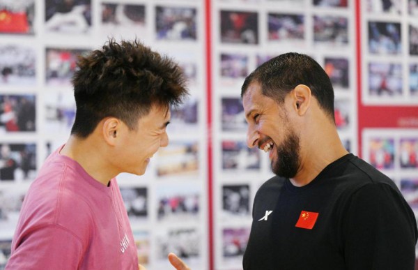 图片故事：法国霹雳舞传奇人物助力中国队舞向巴黎