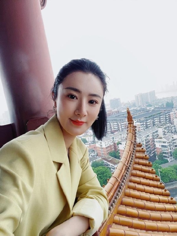 太直接！薇娅直播回应转型明星传闻，直言当明星哪有当主播赚钱