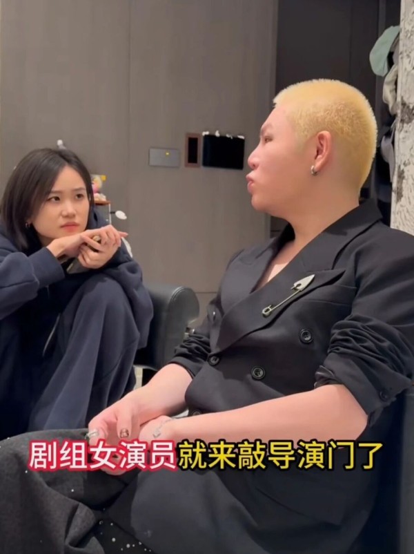 方家翊曝清纯女演员深夜敲导演门，杨幂曾讲过娱乐圈“潜规则”：陪导演睡太正常了 ​