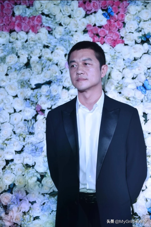 MyGril小孔亲亲：#面对争议敢于发声的明星都有哪些### 在娱乐圈中，明星们的一举一动都备受瞩目，他们的每一次发言都可能成为热搜话题。有些明星在面对争议时，选择了勇敢站出来发声，他们的勇气和决心赢得了粉丝们的尊敬和支持。本文将为你盘点几位面对争议敢于发声的明星。
 
1. **李亚鹏**
 
李亚鹏是一位勇于表达自己观点的明星，他在公开场合多次就教育问题发表看法，即使面对争议也不退缩。他坚信每...