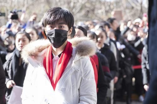 吴磊北电艺考戴口罩，和王俊凯比太“迷你”，能成为王俊凯师弟吗