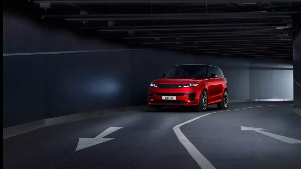  The new Range Rover Sport is equipped with the second-generation Terrain Response® intelligent all-terrain feedback adaptation system.