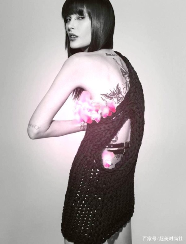 她顶着满背纹身拍大片，撞脸朱莉和莫妮卡，还曾交往两大中性女神