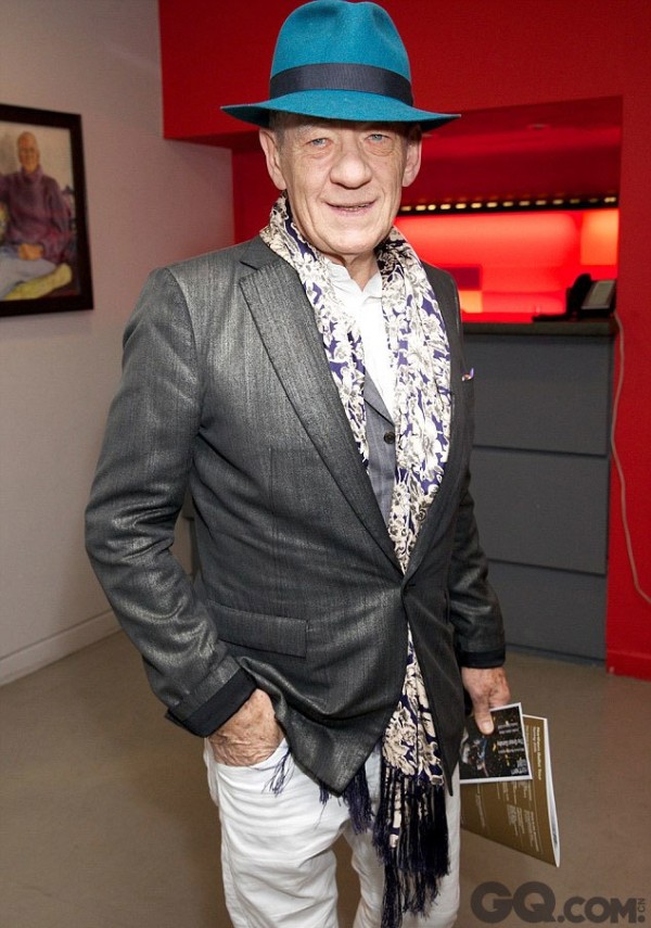 英国国宝级演员伊恩·麦考伦,在1988年也就是他49岁的时候,对媒体大方承认出柜。