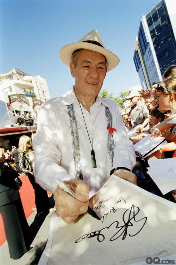 在接受媒体采访时说道:“自信是每个人最重要的品质。如果你想隐藏某件事情,自信就会离你而去”。他想对那些不自信的人说:“世界会因为你的诚实可靠而更加喜欢你。”