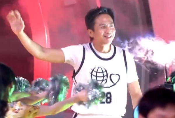 姚基金慈善赛：中国队逆转险胜国际队 邓超耍宝布朗库兹马秀暴扣