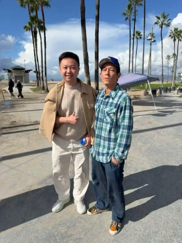 面相变了!45岁陈冠希近照曝光,弓腰驼背真老了,网友:越来越像赵本山