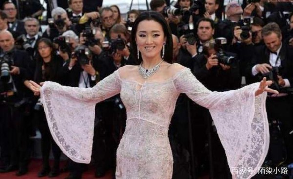 戛纳电影节明星忙“蹭红毯”网红假摔，范冰冰被认错