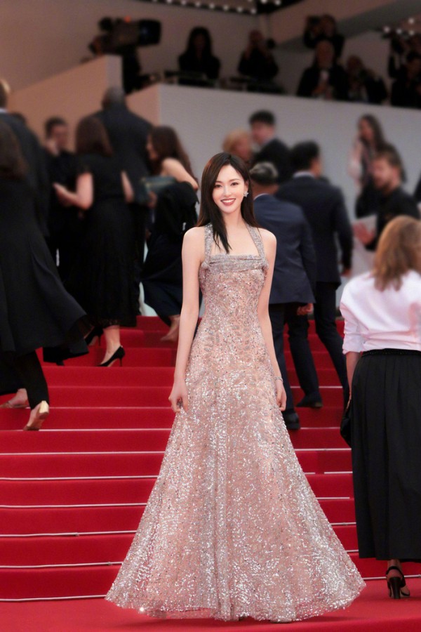 唐嫣龚俊钟楚曦领衔中国明星闪耀戛纳红毯
