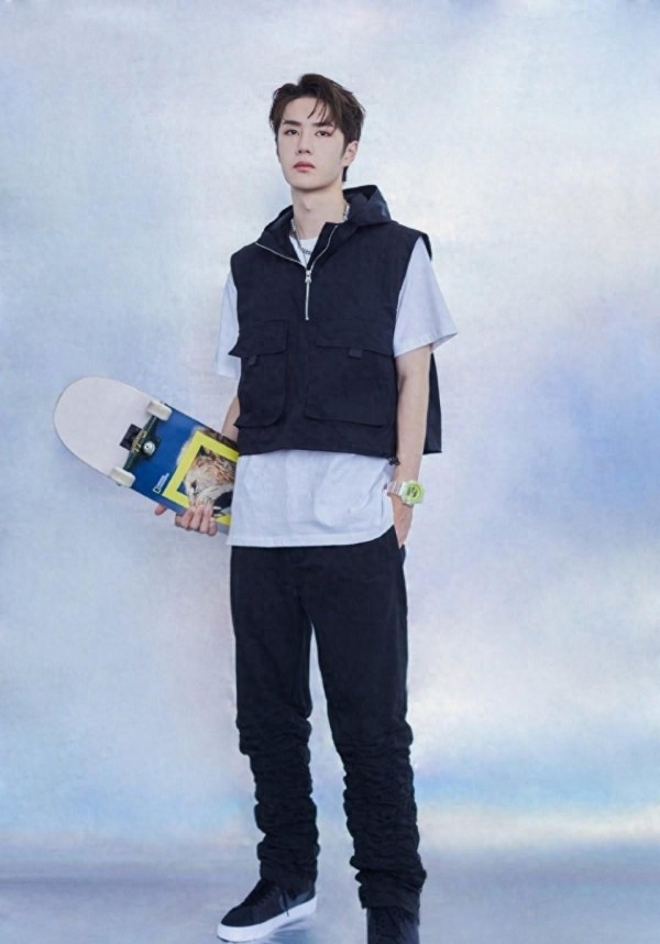 新生代顶流偶像的较量：蔡徐坤为何能压过王一博？