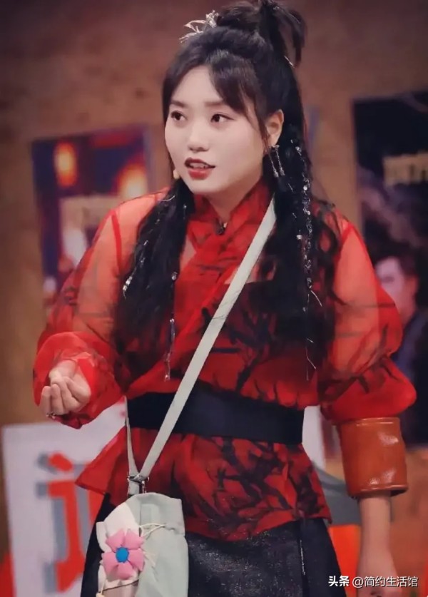 楓叶好物体验馆：#娱乐圈哪些明星是网红出身#
以下是一些网红出身的明星：

  1.林允：曾是快手网红，昵称叫“酒窝妹子”。
  2.刘宇宁：原本是抖音网红，后来成为演员。
  3.王影璐：之前是快手网红，还有自己的淘宝店，现在已经是演员。
  4.肖战：在素人时期就是重庆当地小有名气的网红。
  5.宋威龙：很早就在快手上火了，后来签约经纪公司以演员身份出道。
  6.庄心妍：最初是酷狗繁星直播...