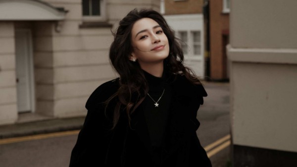 baby国外出席活动无人理会，生图曝光又瘦又美，自带摄影师摆拍