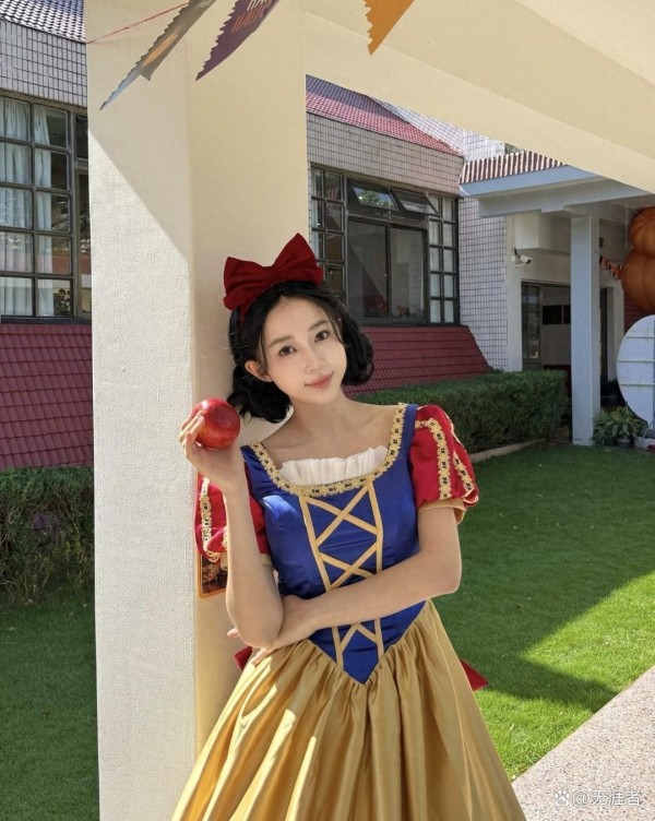 “母女亲子活动：蝴蝶结下的温馨瞬间”