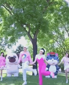 明星家庭的温馨分享：亲子视频中的欢乐时光