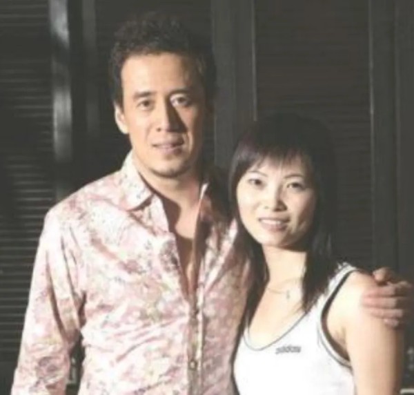 娜迦南地：杨坤成名前，靠女友每月1000元的工资养了3年。分手时，女孩把戴的金链子给杨坤：这条金链子是我最值钱的东西了。没想到，杨坤转身就把它当了800块钱。

杨坤从小就喜欢音乐，但是家里很穷，1993年，他就一个人带着800块钱，来到了北京追逐音乐梦。

刚开始，杨坤还住在宾馆里，但是北京的花销太大了，没过多久，钱就快花完了。

为了省钱，杨坤就跑到一个澡堂子住，一个晚上3块钱，再后来连澡堂子...