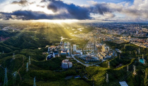 深圳米兰“热辣”联动 双城时尚周龙华魅力绽放